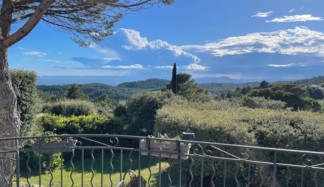 Belle Maison Provençale Située Dans un Écrin de Verdure Avec vue Panoramique