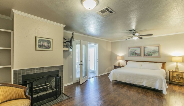 Belle of Belton-Spacious/Central Location/Pool/Hot Tub/Game Room w/Pool Table