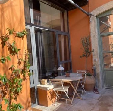 Belle suite au coeur de ville ,petit déjeuner, jardin et bassin
