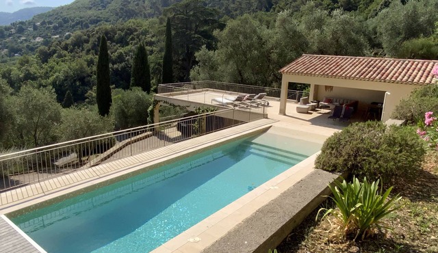 Belle Villa au Calme. Vue Panoramique Exceptionnelle et Magnifique Piscine !
