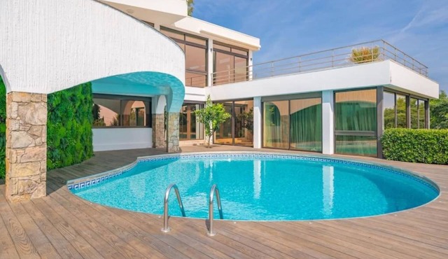 Belle Villa Contemporaine à Super Cannes, Offrant une Magnifique vue mer