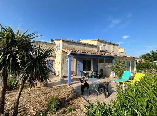 Belle villa entièrement climatisée 4 chambres 10 couchages, fibre WIFI, 2 terrasses parking privatif dans résidence sécurisée piscine commune 800 m de la mer LRCS69