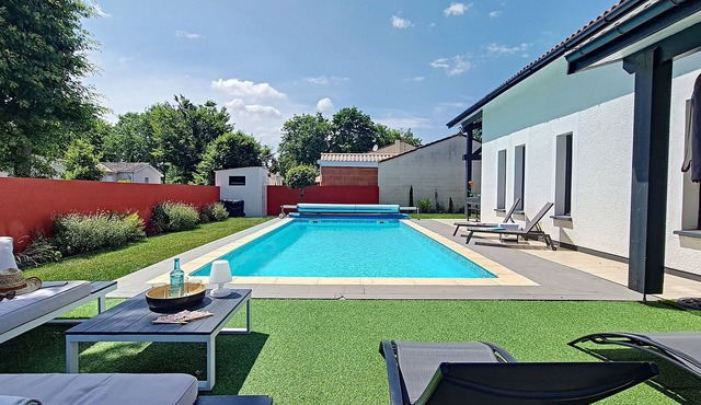 Belle Villa Familiale Avec Piscine. Proche Commodités