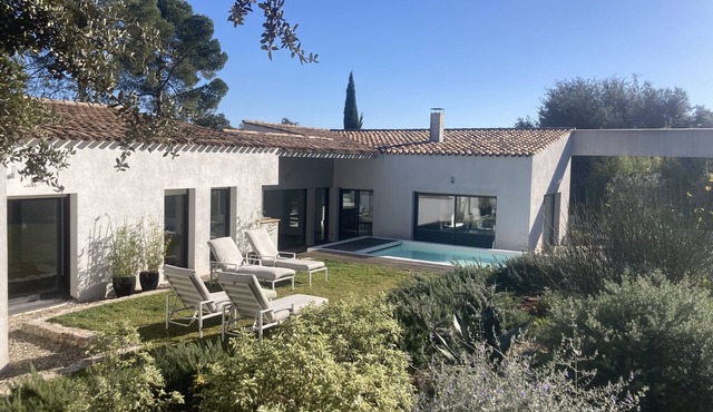 Belle Villa Moderne de Plain-pied Implantée sur un Jardin Méditerranéen