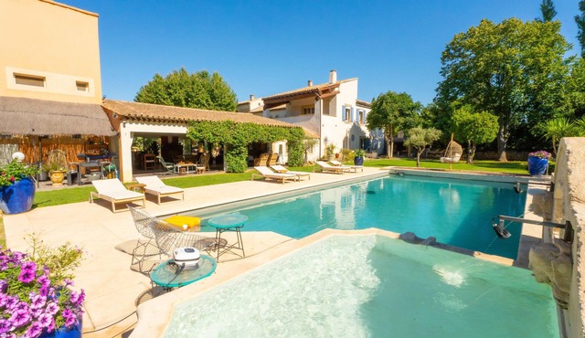 Belle Villa Provençale Dans Parc Paysagé Avec Piscine/sauna/balnéo + Dépendances