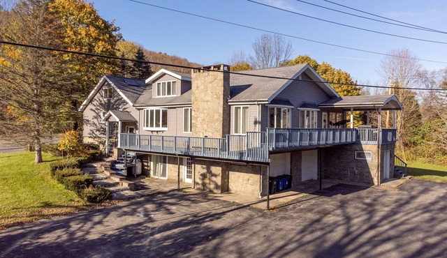 Belleayre Grandhouse 6 bedrooms sleep 15 w/hot tub, sauna, game lounge.