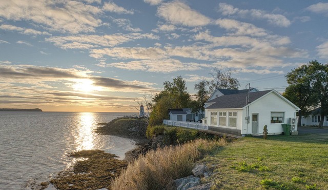 BelleBay-Coastel 3BR Coastal Home with AC Lighthouse & Bay Views in Dalhousie