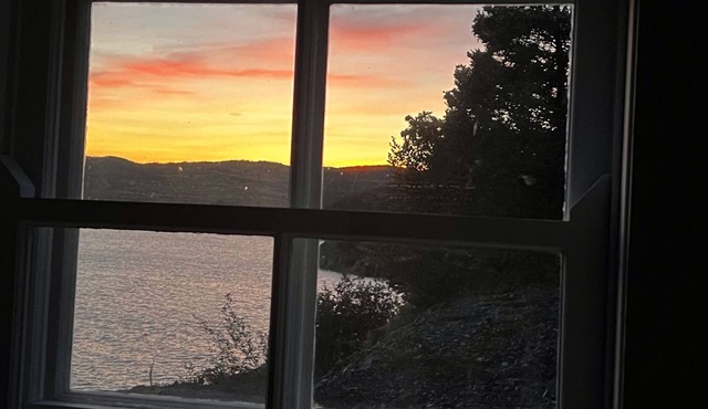 Bellecroft House - Beautifully renovated, stunning water-front getaway property