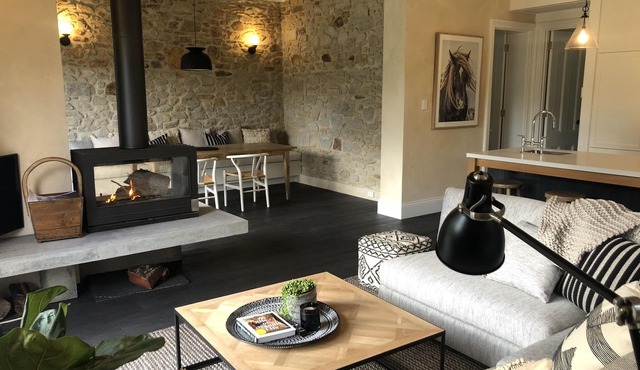 Belle’s Cottage- Luxurious, Stirling escape with cosy fire, deck, tennis court