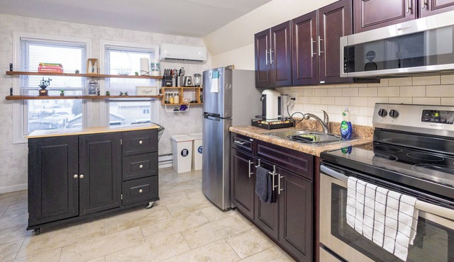 Belleville 2 Bed, Bonus Office, Laundry, Parking