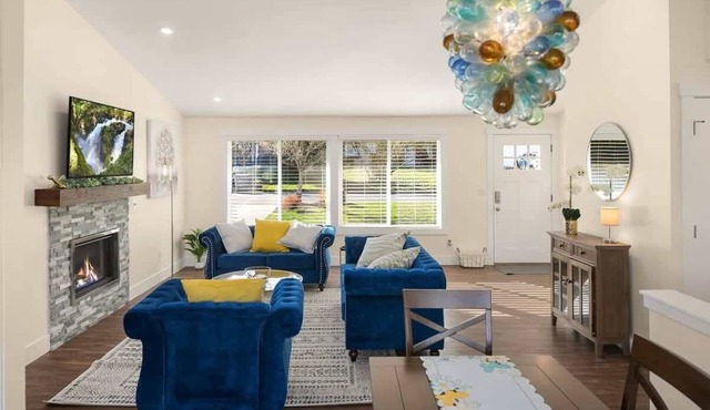 Bellevue DT House Yellow Door Billiard Gym