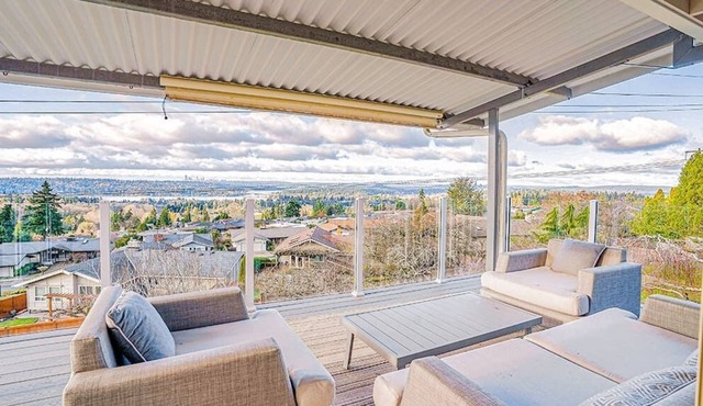 Bellevue home Panoramic view, Work desk, Fireplace