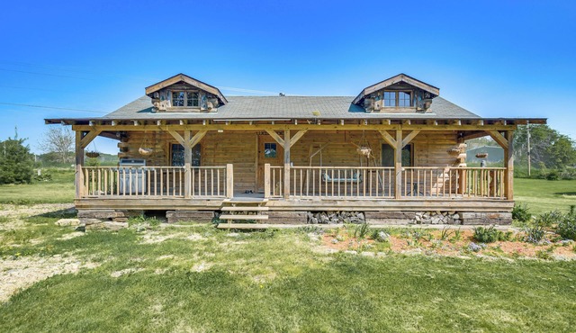 Bellevue Log Cabin w/Gas Grill & Creek Access