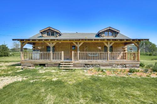 Bellevue Log Cabin w/Gas Grill & Creek Access