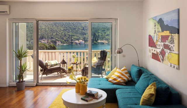 BELLEVUE MODERN INFINITY APARTMENT WITH SEA VIEW & PARKING PLACE