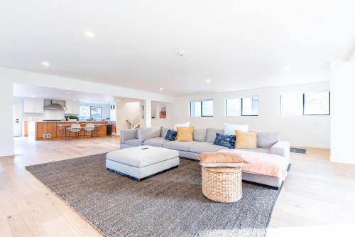 Bellevue Oasis with 6 BR Haven!