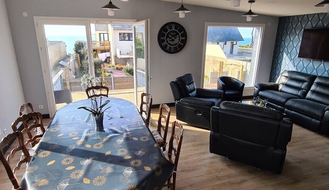Bellevue Seaside Cottage – Steps from the Beach, Sea View, Terrace