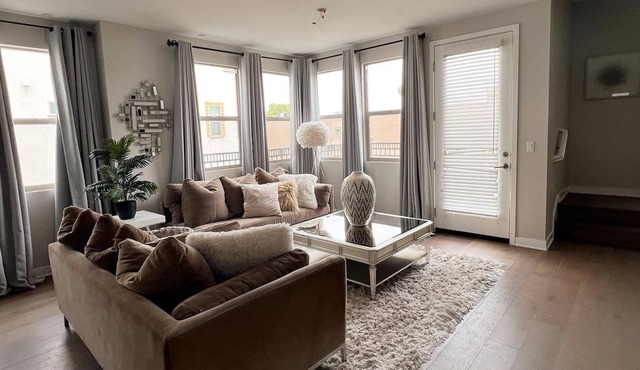 Bellflower best kept getaway! Cozy & luxurious! Entire Townhouse