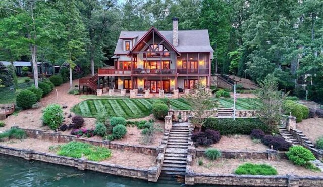 Bellissimo at Lake Chatuge by Chatuge Home Concierge – Elegant lakefront retreat with private dock, hot tub, and shuffleboard. Enjoy comfort, views, and unforgettable time on the water.