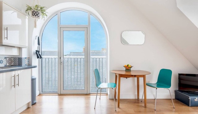 `Bells Chapel` - Private Parking - Great location!