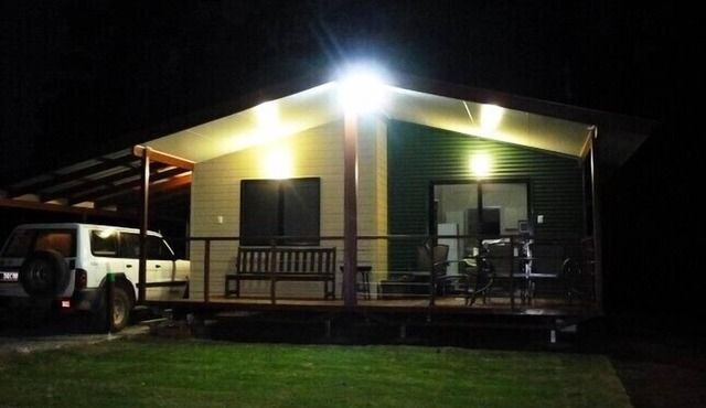 Bellthorpe Stays- Bowerbird Cabin: nature-based accommodation. Pooches permitted