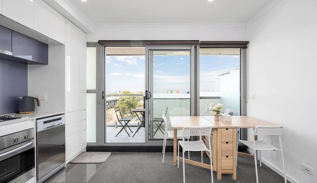 Bellview Bright | Balcony | City view | 50m Train