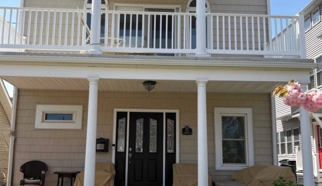 Belmar Beach House: 4BR/4BA, Sleeps 7+, 1.5 Blocks to Beach, Driveway for 2 Cars
