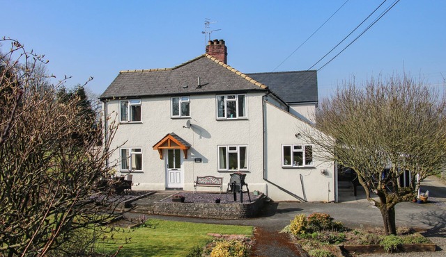 BELMONT BRIDGE, family friendly, character holiday cottage in Henlle