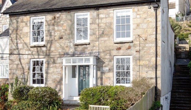 BELMONT, family friendly, country holiday cottage in Newlyn
