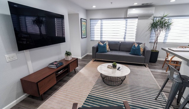 Belmont Shore Peninsula - 2 King Suites 2.5Baths - Roof Deck + Garage - Sleeps 6