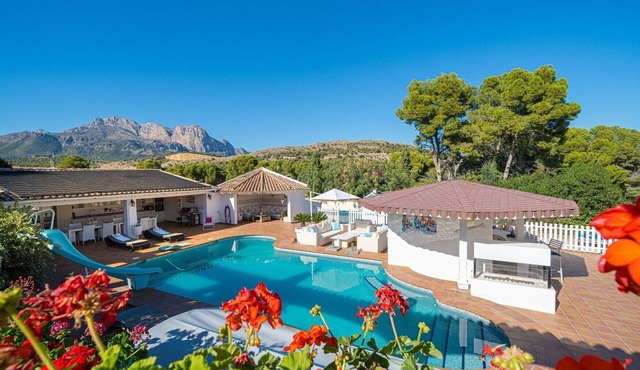 Belmonte Lux Family Villa with Sea View, Pool, Terrace & Wi-Fi