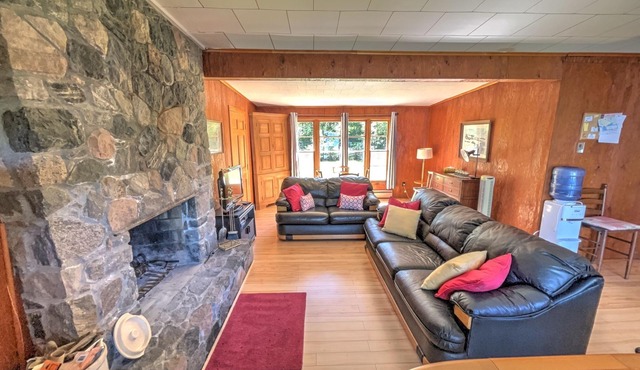 Belsize Cottage- Newboro Ontario