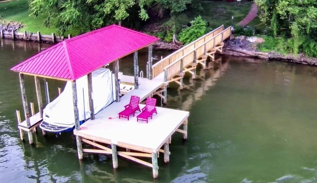 BelVita-Lakefront Zen. Lake Wylie, Near Belmont and Whitewater center. Kayaks