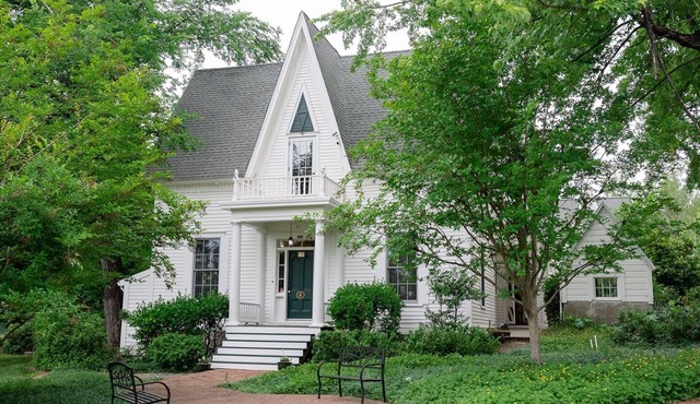 Ben Taylor Home - Beautiful Historical 1866 Estate