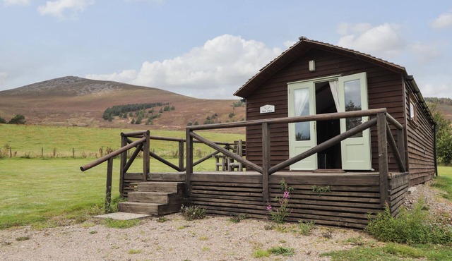 BEN VIEW, character holiday cottage, with a garden in Dufftown