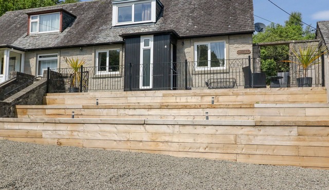 BEN VIEW, family friendly, character holiday cottage in Arrochar