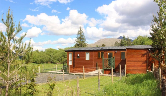 Ben View - luxury cabin with spectacular alpine and loch views
