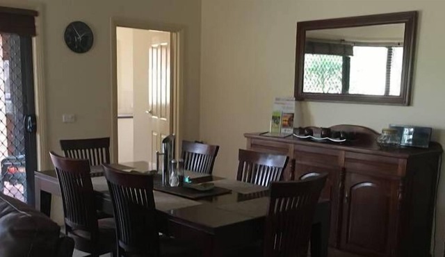 Benalla Modern 3B/2B Town House with outside SPA