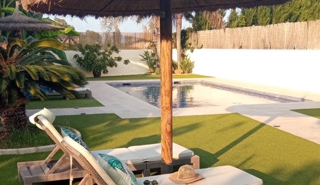 BENASHA, swimming pool, garden, barbecue, parking, air conditioning, dining porch.