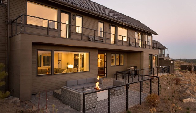 Bend Beauty ~ free concert shuttle ~ modern ~ soaking tub ~ resort access ~ NEW!