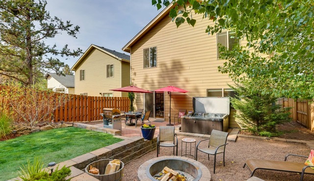 Bend Getaway w/Private Hot Tub, Patio & Grill!