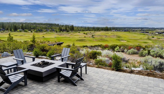 Bend Luxury ~ golf/mtn views ~ indoor/outdoor living ~ resort amenities ~ wifi