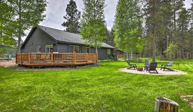 Bend Modern Cabin w/Private Hot Tub . Fenced Yard, Game Room, Pet-Friendly