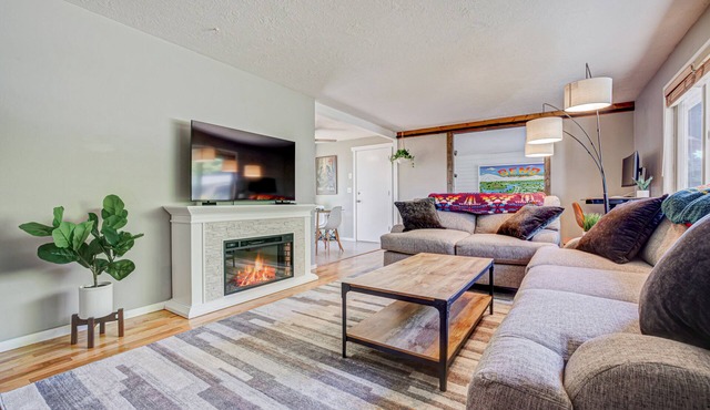 Bend Ski Retreat ~ Hot Tub, Movie Room & Winter Fun near Mt. Bachelor