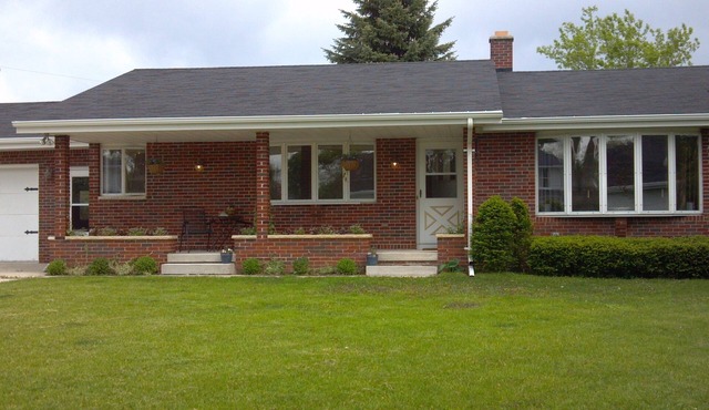 Bender Haus-Elkhart Lake Home- 3 Bedrooms- Close to Lake, Golf & Racing!