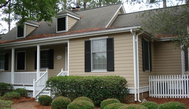 'Beneath The Branches' Cottage Steps to Golf and Tennis. Pet-Friendly!