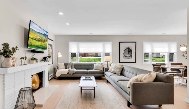 Benelo | Midcentury Modern Single-Level Home, 3 BR