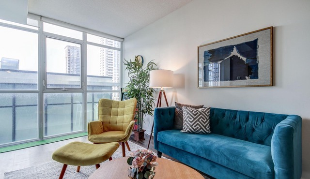 Benetton Suite - Square One - 1 BR + Den +1 Parking