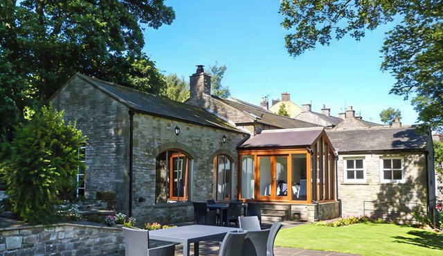 BENINGBOROUGH, luxury holiday cottage, with open fire in Middleham