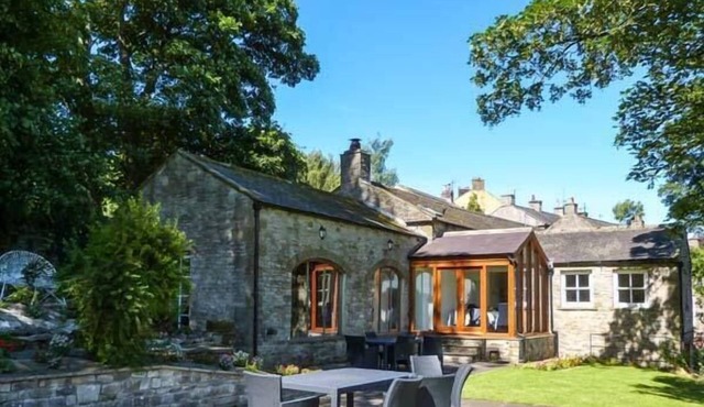 BENINGBOROUGH, luxury holiday cottage, with open fire in Middleham